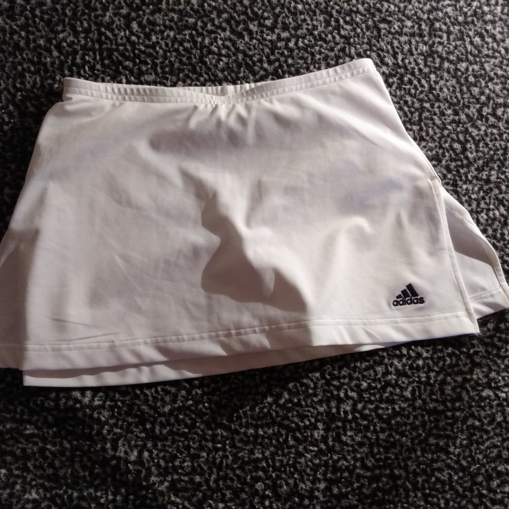 Adidas. Jupe tennis, short intégré